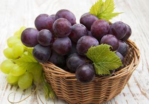 娱乐吃瓜酱吃葡萄,娱乐吃瓜酱带你品味葡萄的甜蜜与酸涩